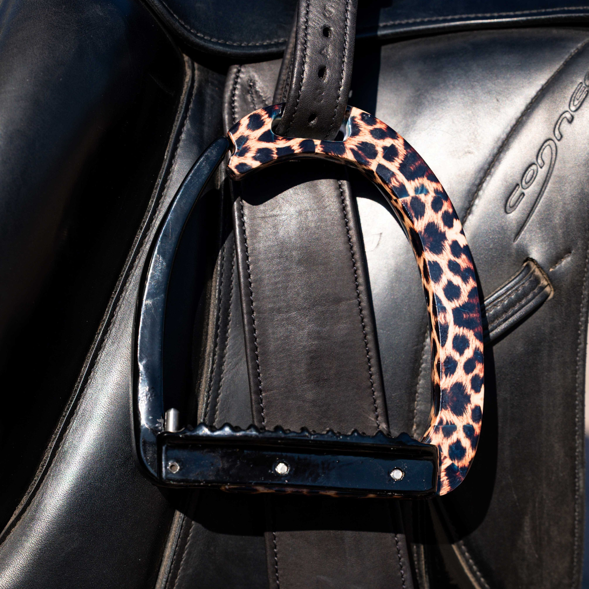 HB Showtime Luxury Safety Stirrups Leopard