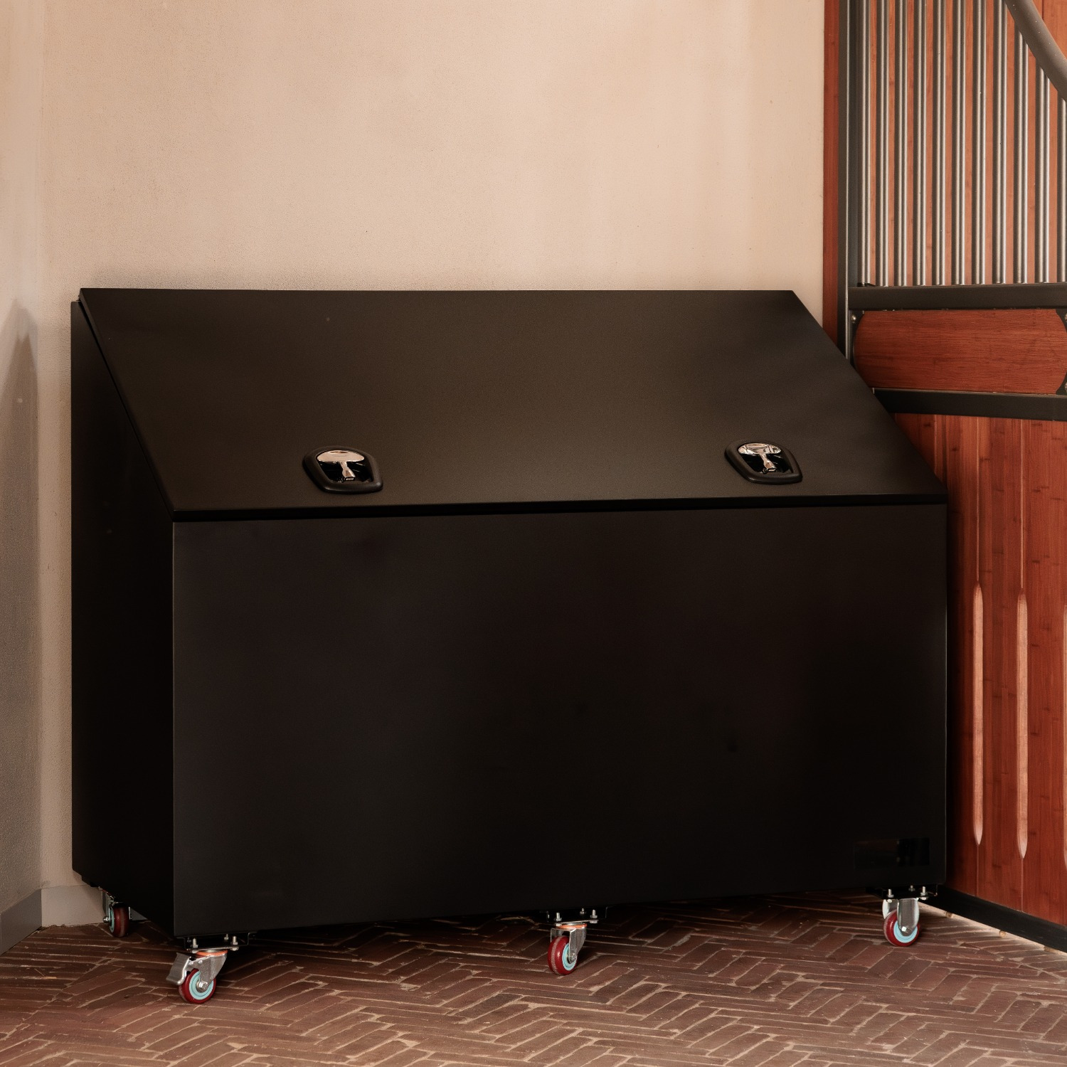 Grooming Deluxe Aluminium Feed Bin with Wheels