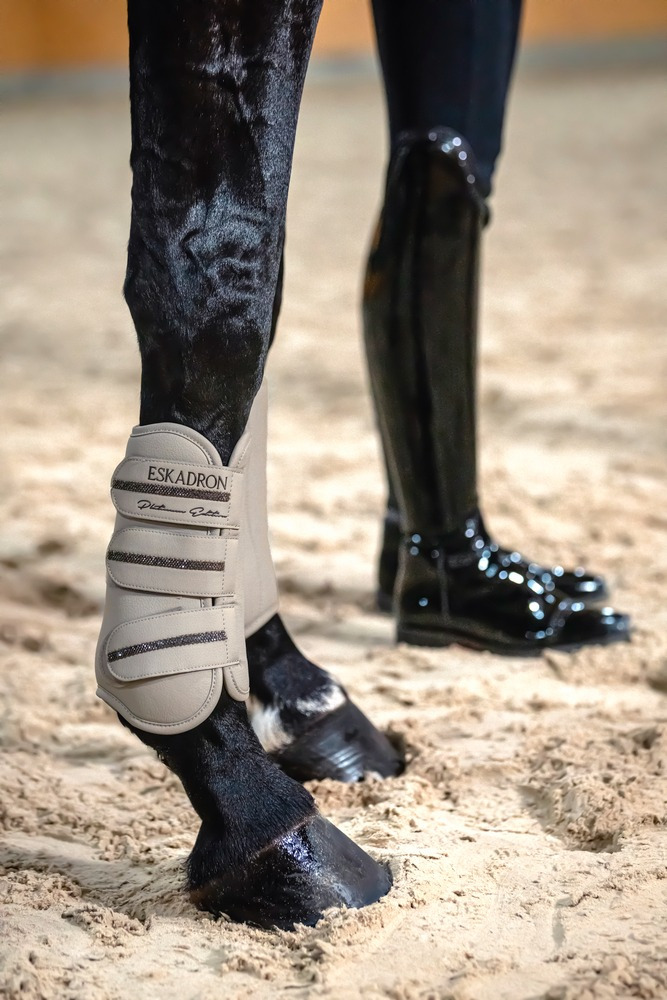 Eskadron SS26 Platinum Leg Protectors Allround Front