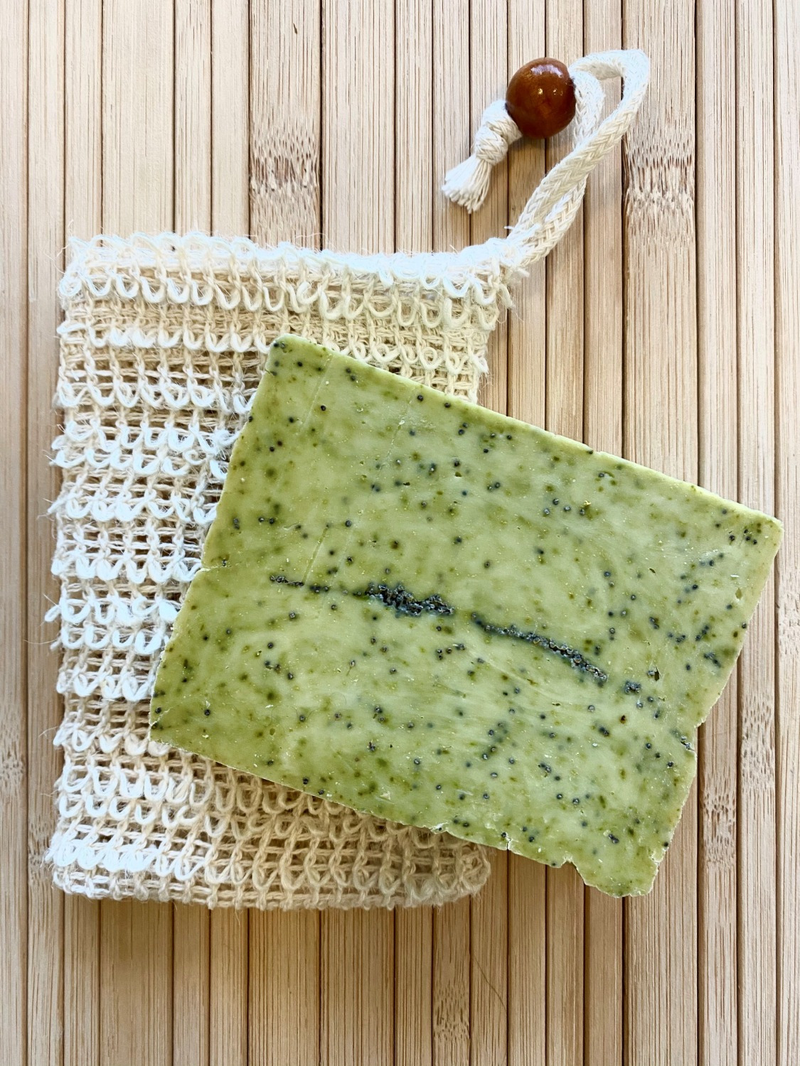 PIPPA Poppy Seed & Lime shampoo bar