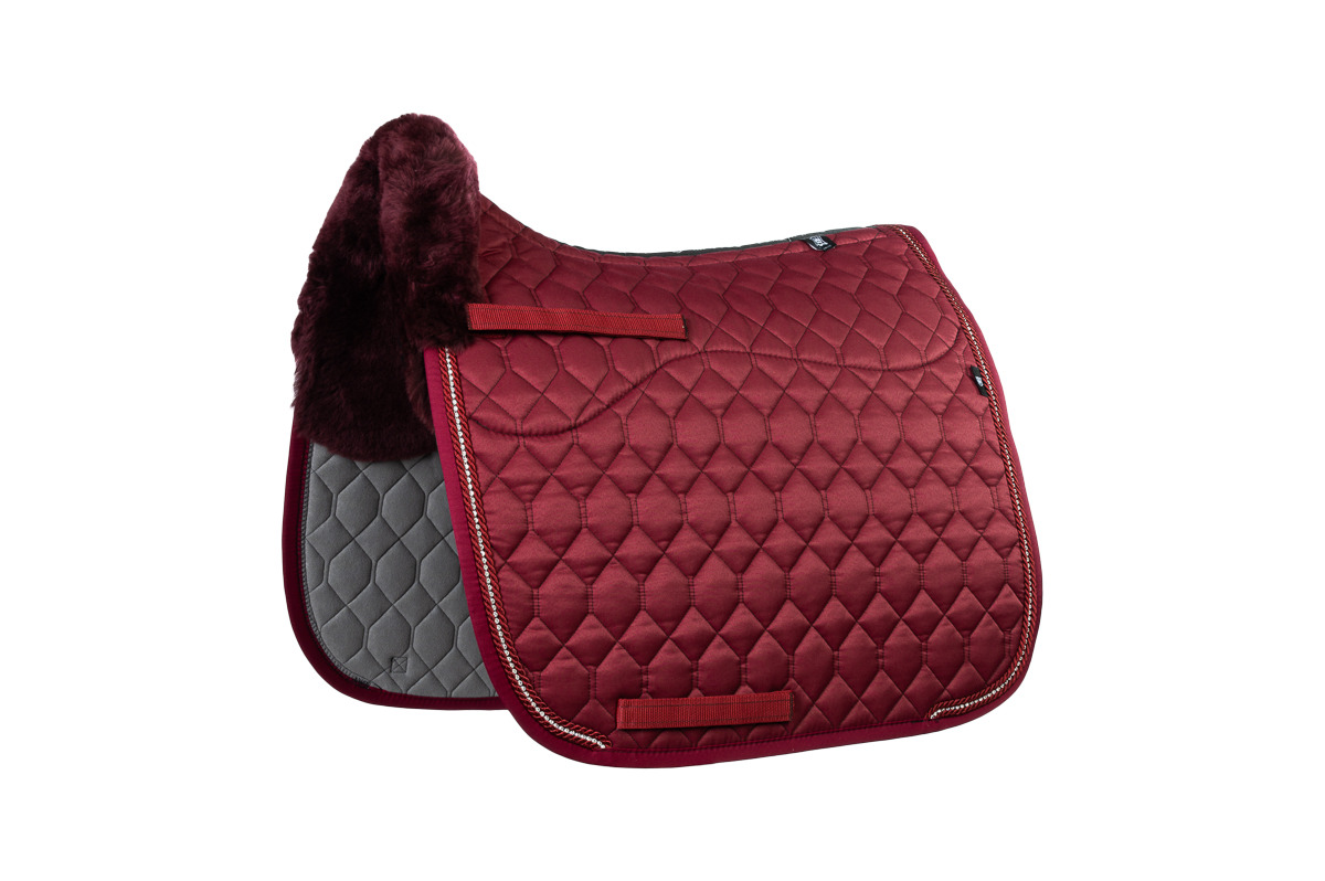 Mattes FW26 Dressuurdekje Half Lined Ruby Red